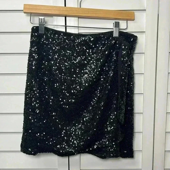 House of Harlow 1960 Sequin Faux Wrap Tie Front Mini Skirt Size S/M Black - Picture 1 of 11